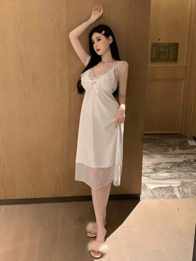 DAZY قميص نوم نسائي رومانسي مع تطريز شبكي وكشكشة وظهر مكشوف