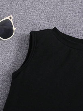 SHEIN مجموعة الأطفال الرضع الصبي الربيع والصيف الموضة: قميص تانك صلب عصري بشورت جينز ممزق فضفاض، ملابس الصيف للأطفال الصبي مجموعة من القطع