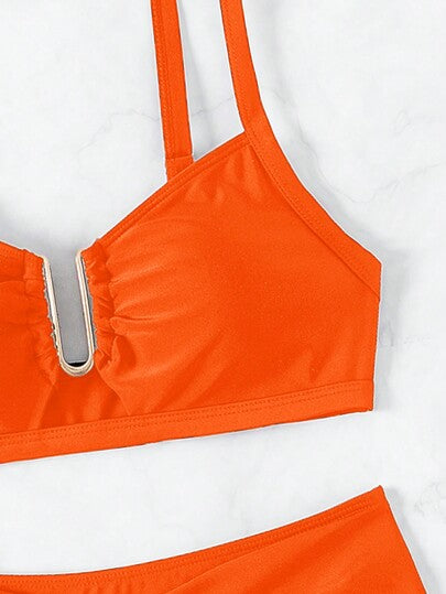 SHEIN Swim مجموعة بكيني قطعتين للنساء موديل ربيع/صيف 2026 ذو قاعدة برتقالية سميكة قابلة للتعديل، مزين بشكل حرف U ذهبي اللون، قطعة سفلية عالية القطع