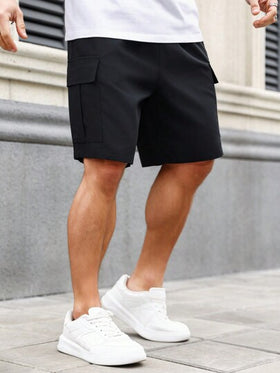 Manfinity Homme شورت بجيوب للرجال المقاسات الكبيرة بتصميم بسيط، شورت كاجوال للخروج باللون الأسود البسيط، هدايا للزوج والصديق