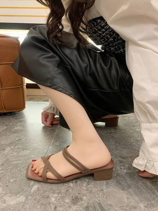 صنادل نسائية ذات كعب عالي بكعب سميك وحزام واسع مضادة للانزلاق وممatch جميع الملابس الداخلية اللينة الأسلوب البسيط الجديد للأنشطة الخارجية مثل الشاطئ والحفلات