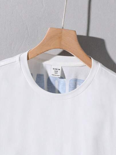 SHEIN Leap Crew زي شبابي مراهق فضفاض عارضة لونية بطباعة حرف أزرق على قميص ذو أكمام قصيرة و شورت وحذاء
