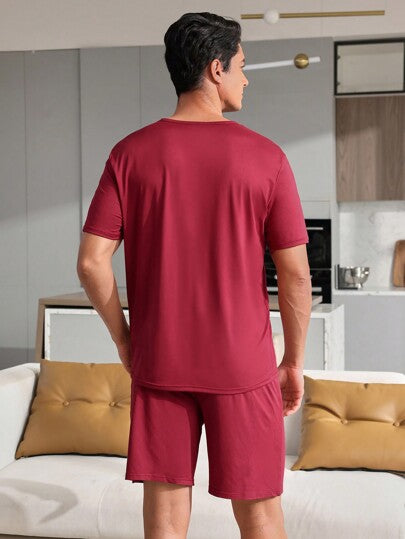 SHEIN طقم ملابس منزلية عارضة للرجال مطبوع عليها تصاميم على شكل خطوط، قلوب، وحروف