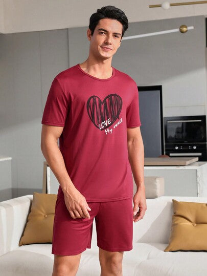SHEIN طقم ملابس منزلية عارضة للرجال مطبوع عليها تصاميم على شكل خطوط، قلوب، وحروف