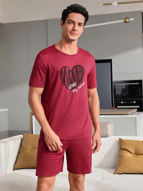 SHEIN طقم ملابس منزلية عارضة للرجال مطبوع عليها تصاميم على شكل خطوط، قلوب، وحروف
