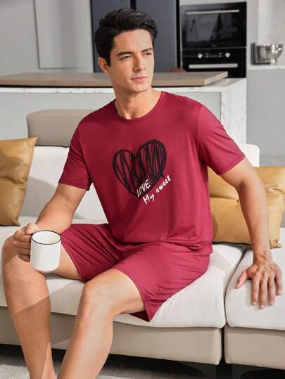 SHEIN طقم ملابس منزلية عارضة للرجال مطبوع عليها تصاميم على شكل خطوط، قلوب، وحروف