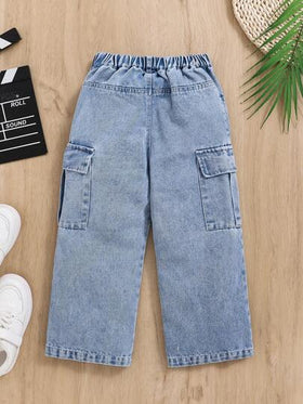 SHEIN جينز واسع الساقين بجيوب كبيرة للفتاتان الشابتان في الشارع، بتصميم شبابي مريح وعصري