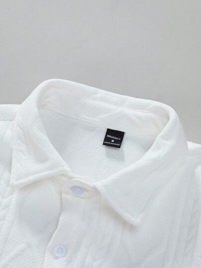 Manfinity Homme بدلة رجالية كاجوال للعطلات، مطابقة مع قميص كم قصير وشورت مزين بنسيج جاكارد بنقشة عباد الشمس واللمعان باللون الأسود. الخصر المطاطي يضيف الراحة لهذه البدلة الأنيقة، التي تجسد الرومانسية الكاجوال الفرنسية. هذه المجموعة مثالية لعطلة شاطئ هاواي