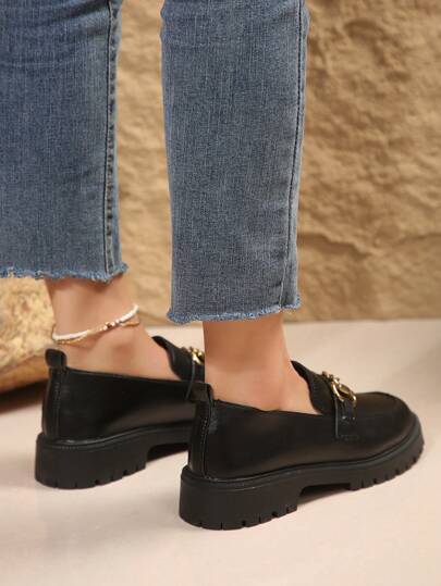 حذاء اللوفر المسطح النسائي بكعب سميك مزين بسلسلة كلاسيكية وجزمة مسطحة جلدية أنيقة