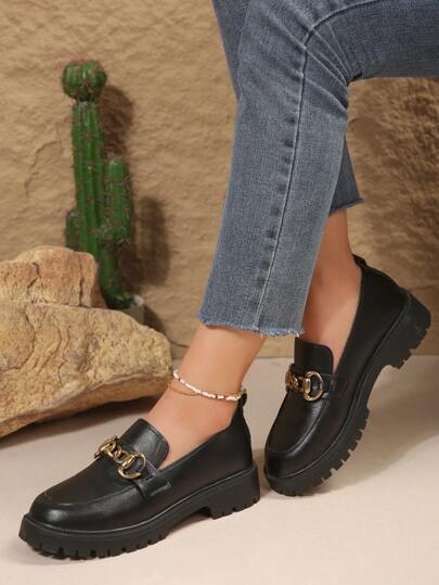 حذاء اللوفر المسطح النسائي بكعب سميك مزين بسلسلة كلاسيكية وجزمة مسطحة جلدية أنيقة