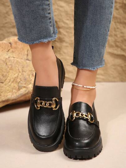 حذاء اللوفر المسطح النسائي بكعب سميك مزين بسلسلة كلاسيكية وجزمة مسطحة جلدية أنيقة