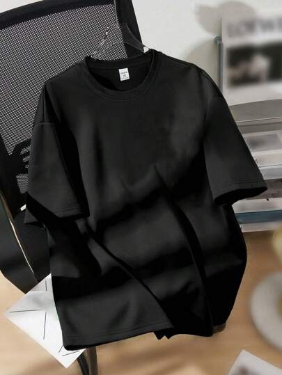SHEIN تي شيرت كاجوال ذو ياقة طاقم بأكمام قصيرة لأولاد المراهقين، مطبوع على الظهر بعبارة 
