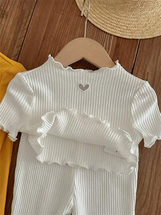 طقم مكون من 4 قطع لطفلة صغيرة يشمل بلوزة قصيرة بأكمام واسعة بشكل قلب محبوكة وسروال بأسلوب فضفاض مطبع بنقوشات مثقوبة