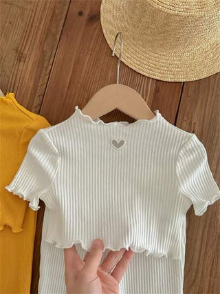 طقم مكون من 4 قطع لطفلة صغيرة يشمل بلوزة قصيرة بأكمام واسعة بشكل قلب محبوكة وسروال بأسلوب فضفاض مطبع بنقوشات مثقوبة