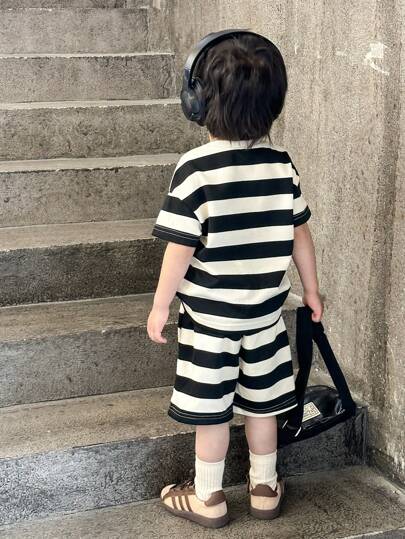 فستان أطفال Genkimix Kids مجموعة مكونة من 2 قطعة، تيشيرت أكمام قصيرة ذو رقبة دائرية وشورت، أسود/أبيض بشريط وتطريز حرفي، مناسب للأسلوب الياباني/الكوري اليومي الكاجوال،للصيف، العطلات، السفر، الاسترخاء، ممارسة التشمس