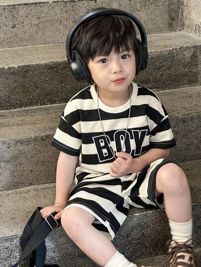 فستان أطفال Genkimix Kids مجموعة مكونة من 2 قطعة، تيشيرت أكمام قصيرة ذو رقبة دائرية وشورت، أسود/أبيض بشريط وتطريز حرفي، مناسب للأسلوب الياباني/الكوري اليومي الكاجوال،للصيف، العطلات، السفر، الاسترخاء، ممارسة التشمس