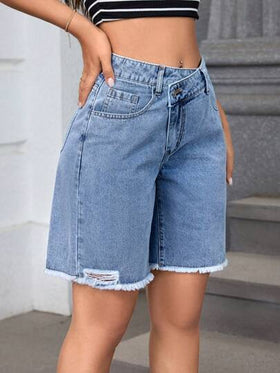 SHEIN Essnce شورت جينز فضفاض بساق مستقيمة، جيوب مائلة وحاشية متقطعة للاستخدام في الشارع