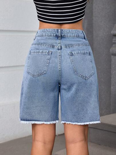 SHEIN Essnce شورت جينز فضفاض بساق مستقيمة، جيوب مائلة وحاشية متقطعة للاستخدام في الشارع