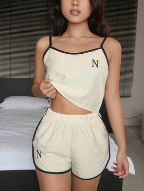 DAZY طقم كامي وشورت مطبوع عليه حرف بتصميم حافة ملونة بسيطة، ملابس منزلية بيجاما