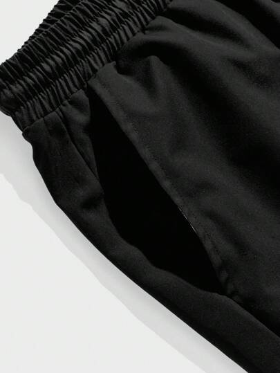 Manfinity BRENVOR شورت كاجوال مطبوع عليه حرف مع خصر قابل للسحب للرجال