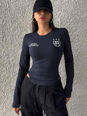 DAZY قميص جيرسي رياضي بأكمام قصيرة وتصميم مطبوع وذيل منحني، ملابس خريفية بأكمام طويلة للنساء