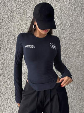 DAZY قميص جيرسي رياضي بأكمام قصيرة وتصميم مطبوع وذيل منحني، ملابس خريفية بأكمام طويلة للنساء