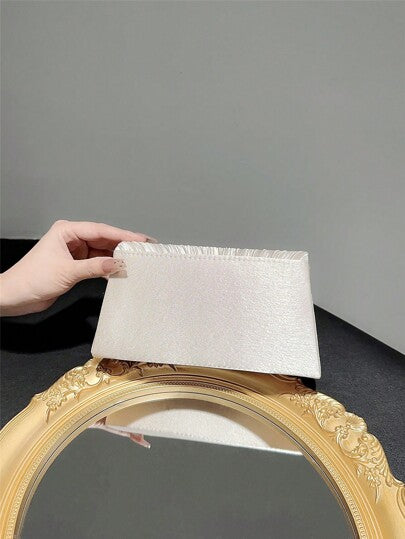 حقيبة كلاسيكية وأنيقة للمرأة بتصميم بسطوني وطية. مثالية للحفلات الرسمية والأعراس الرومانسية والرقصات والفعاليات المسائية.يمكن استخدامها كحقيبة يد ،حقيبة ظرف ،أو حقيبة سلسلة. تناسب الفساتين المسائية أو الفساتين الرسمية.