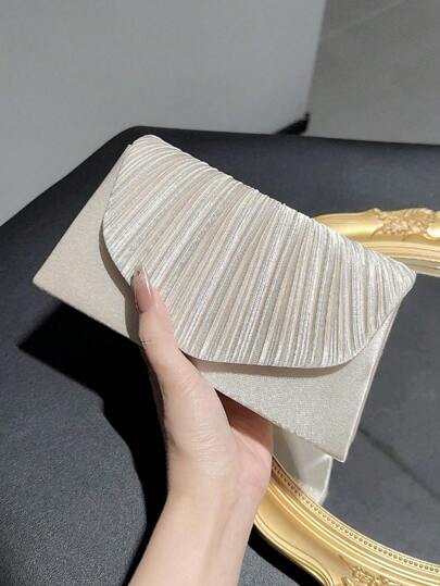 حقيبة كلاسيكية وأنيقة للمرأة بتصميم بسطوني وطية. مثالية للحفلات الرسمية والأعراس الرومانسية والرقصات والفعاليات المسائية.يمكن استخدامها كحقيبة يد ،حقيبة ظرف ،أو حقيبة سلسلة. تناسب الفساتين المسائية أو الفساتين الرسمية.