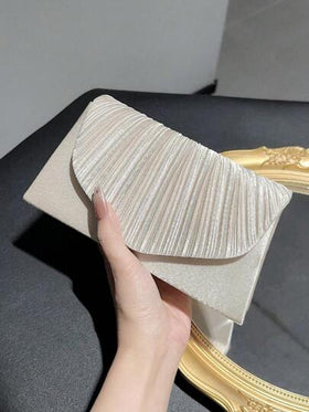 حقيبة كلاسيكية وأنيقة للمرأة بتصميم بسطوني وطية. مثالية للحفلات الرسمية والأعراس الرومانسية والرقصات والفعاليات المسائية.يمكن استخدامها كحقيبة يد ،حقيبة ظرف ،أو حقيبة سلسلة. تناسب الفساتين المسائية أو الفساتين الرسمية.