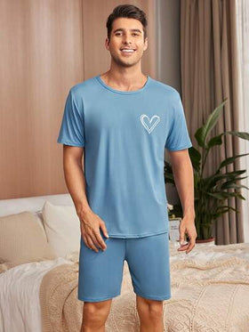 SHEIN مجموعة بيجاما رجالية عادية مكونة من قميص بأكمام قصيرة وسروال قصير مطبوع بنمط قلب