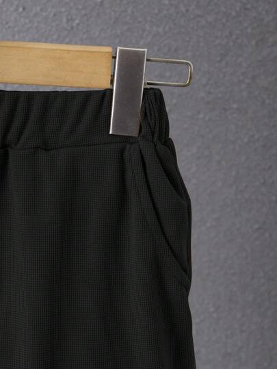 مجموعة قصيرة الأكمام بلمسات ملونة وشورت أحادي اللون مع حقيبة صدر للأولاد ، صيفية ، قطعتان