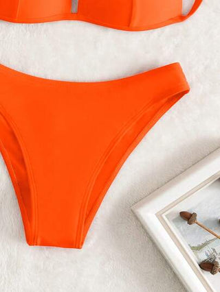 Swim Basics مجموعة بيكيني مكونة من قطعتين بسيطة وعصرية للنساء بتصميم حديث، بلونٍ واحد، تصلح لإرتدائها في فصل الصيف في الشاطئ أثناء الإجازات.