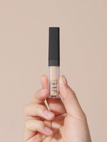 Nars [ميني] مخفي ناعم وبراق 1.4 مل برائحة الفانيليا، صيغة متعددة الوظائف تغطي البقع فوراً، تخفي الهالات السوداء وآثار التعب. مسحوق معدني مشتت للضوء يقلل من ظهور الخطوط الدقيقة والتجاعيد.