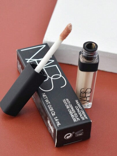 Nars [ميني] مخفي ناعم وبراق 1.4 مل برائحة الفانيليا، صيغة متعددة الوظائف تغطي البقع فوراً، تخفي الهالات السوداء وآثار التعب. مسحوق معدني مشتت للضوء يقلل من ظهور الخطوط الدقيقة والتجاعيد.