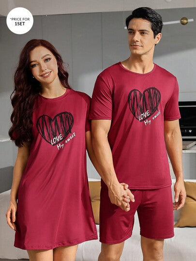 SHEIN طقم ملابس منزلية عارضة للرجال مطبوع عليها تصاميم على شكل خطوط، قلوب، وحروف