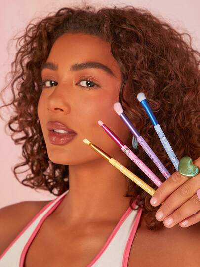 SHEIN X Care Bears 4 مجموعة فرش مكياج على شكل قلب، دب تشير، دب فرح، دب عام، دب يشارك