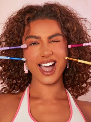 SHEIN X Care Bears 4 مجموعة فرش مكياج على شكل قلب، دب تشير، دب فرح، دب عام، دب يشارك