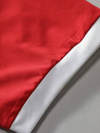 Manfinity Sporsity قميص بولو رجالي فضفاض بنمط كتل الألوان مع طباعة الحروف والأرقام وتصميم الأكمام المنسدلة من الكتف