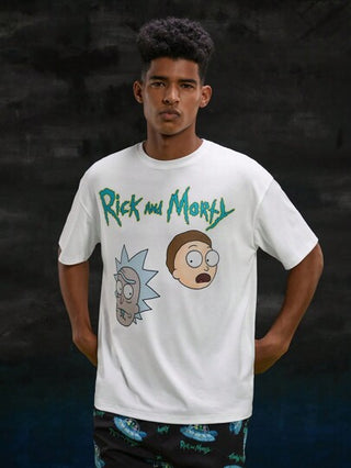 Rick and Morty X SHEIN مجموعة ملابس منزلية عارضة للرجال تتألف من ملابس علوية فضفاض بطبعة حرف وشخصية كرتونية وسروال قصير