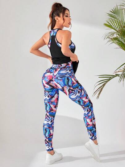 SHEIN Sport Studio مجموعة رياضية للنساء تشمل: توب بلا أكمام 2 في 1 مزود بوسادة للصدر، مطبوع بطباعة الرسم بالألوان الزيتية، وبنطلون مع جيب من القاع، مجموعة ملابس رياضية للنساء تشمل طقم أساسي وطقم سروال رياضي