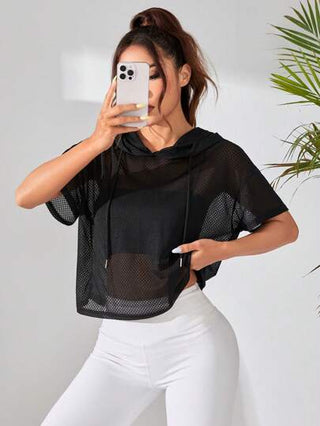 SHEIN Sport Studio سويت شيرت رياضي نسائي باللون الأحمر، بأكمام قصيرة و قبعة ذات منظور فضفاض