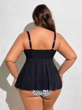 SHEIN CURVE+ طقم تانكيني عاري وأسفل حجم متوسط للنساء، مزين بطبقات الأورجانزا الجميلة بلون واحد يصلح لإطلالات الصيف والشاطئ والعطلات