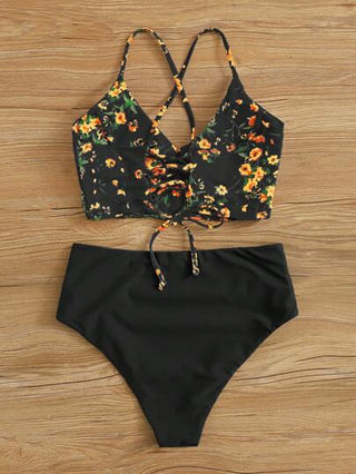 Swim مجموعة بيكيني قطعتين بطبعات زهور ديتسي لون البحر / المسبح وأعلى بتصميم كامي وأسفل بثلاثية المقاسات وردي وحيد اللون بتفاصيل مجمعة، لإطلالة صيفية جذابة على الشاطئ / المسبح