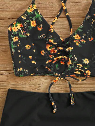 Swim مجموعة بيكيني قطعتين بطبعات زهور ديتسي لون البحر / المسبح وأعلى بتصميم كامي وأسفل بثلاثية المقاسات وردي وحيد اللون بتفاصيل مجمعة، لإطلالة صيفية جذابة على الشاطئ / المسبح
