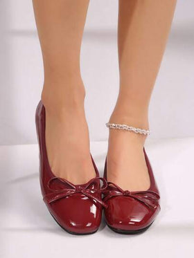 حذاء نسائي مسطح برباط فراشة بأصبع قدم مستدير، موضة وراحة، سهل الارتداء. مناسب للجامعة والمدرسة والأحداث العادية والحفلات والرقص. يتميز هذا الحذاء بتصميم متعدد الألوان مع نعل مسطح، أحذية بالية