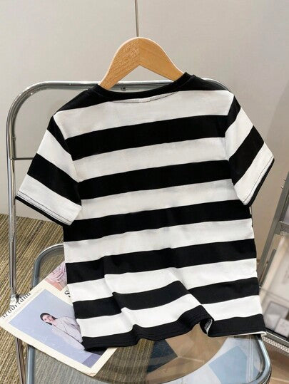 SHEIN تي شيرت Tween للأولاد ذو قصة فضفاضة وياقة دائرية مخططة وأكمام قصيرة