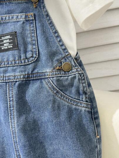 SHEIN رومبير قصيرة للأطفال الرضع الصبيان في الخريف والشتاء بطراز الشارع، مريحة وناعمة، جينز واسع مخرب برقع حرفي وجيب على الوبر بقصة فضفاضة، ملابس عودة المدارس الجديدة، رومبير الشارع الرياضية للأطفال الرضع