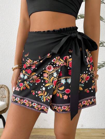 LUNE شورت نسائي أسود بتطريزات بسيطة