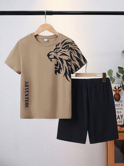 SHEIN مجموعة صبي توين قطعتين / شرطة تيشيرت وشورت منسدل بطبعة أسد للإرتداء المنزلي في الصيف