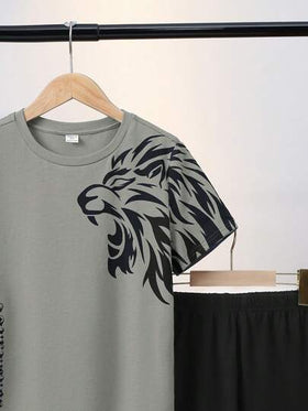 SHEIN مجموعة ملابس داخلية صيفية فضفاضة وكاجوال للأولاد المراهقين، تتكون من تي شيرت بطبعة أسد وشورت قطني 2 قطعة